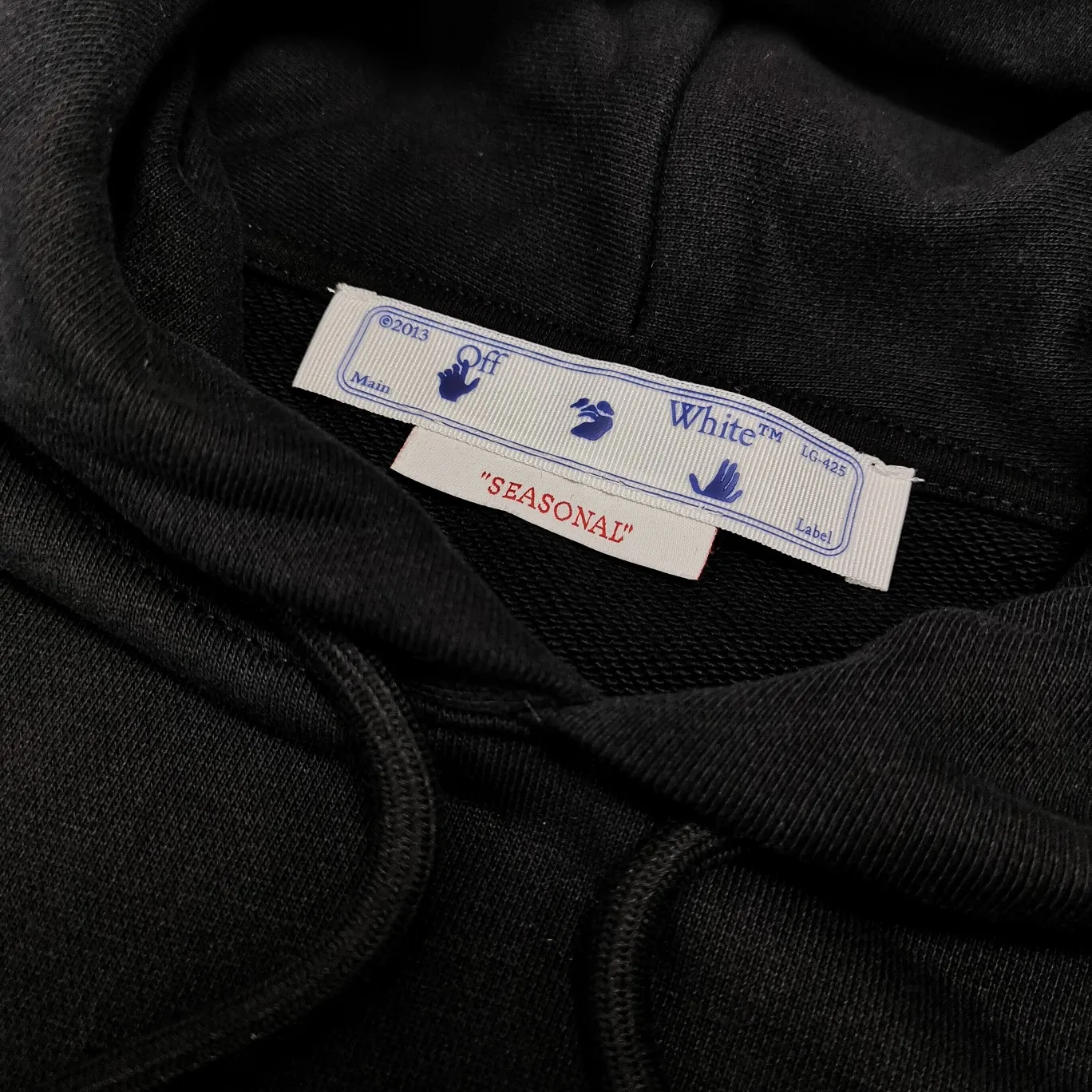 Additional details - 22SS approved version OFFWHITE (OW) Killing and being killed, punishment and sanctity Caravaggio oil painting pure cotton color religious unisex autumn and winter pure cotton hoodie sweatshirt OW perfectly integrates classical literature and street culture to pay tribute to VA20SS. Baroqueism, Caravaggio's classic oil painting series, literary street temperament, and 19FW Monet oil paintings. This is also a replacement for Monet. There is a minimalist plain logo on the chest, and a large digital oil painting print on the back with Kornit digital direct inkjet printing. The picture is clear and the stripes transition is smooth. It has a strong religious color, a Vintage style in line with the tone of the Renaissance, and an ultra-clear texture. The fabric is made of 480g combed cotton terry fabric, which has a full drape. Warm and comfortable!  Color: Black Size: XS-L P:390